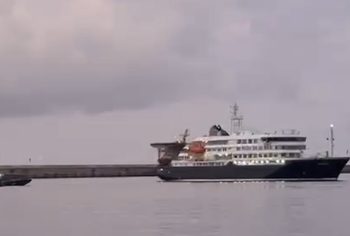 El MV Hondius ya está fondeado frente a Granadilla: arranca el desembarco con los 14 españoles como primeros, en zodiacs y autobuses sellados, mientras la OMS eleva a seis los casos confirmados