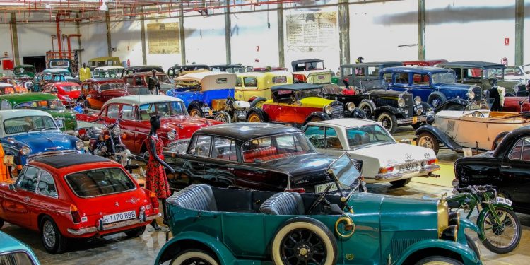Más de mil personas visitan en El Paso la exposición del 40º aniversario del Club de Automóviles Antiguos
