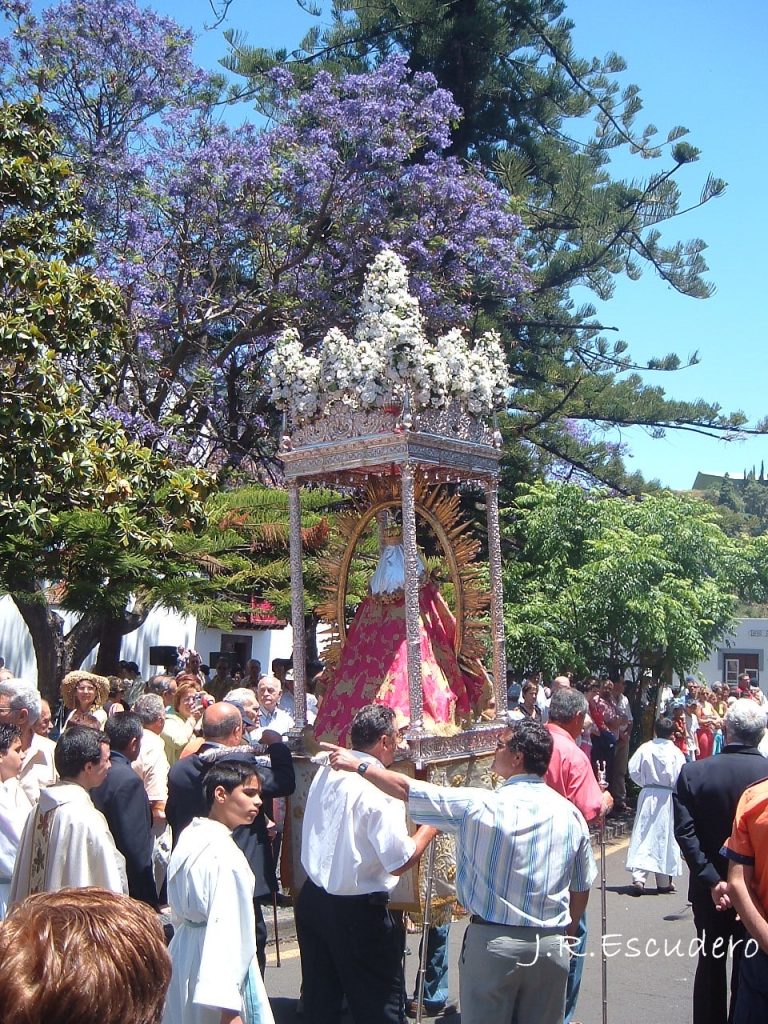El pueblo porta a la Virgen para cumplir sus promesas, 22 de mayo de 2005.