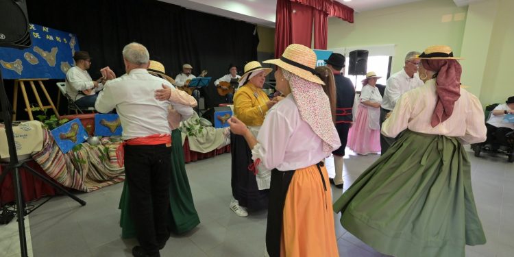 Más de 200 mayores de La Palma y El Hierro celebran sus tradiciones en el encuentro «Orgullo de quienes somos»