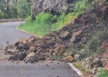 Un desprendimiento obliga a cerrar la carretera LP-1 a su paso por Garafía