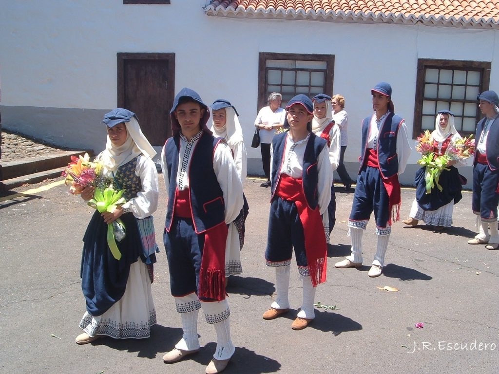 Grupos folklóricos ante la Virgen, 22 de mayo de 2005.