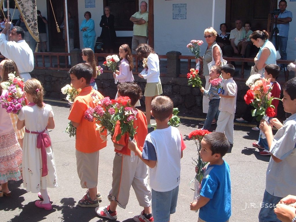 Los niños llevan las flores ante la Virgen, 22 de mayo de 2005.