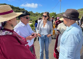 Los oficios palmeros pasan de mano en mano: 450 escolares descubren bordado, cestería y seda en la Romería de las Unitarias