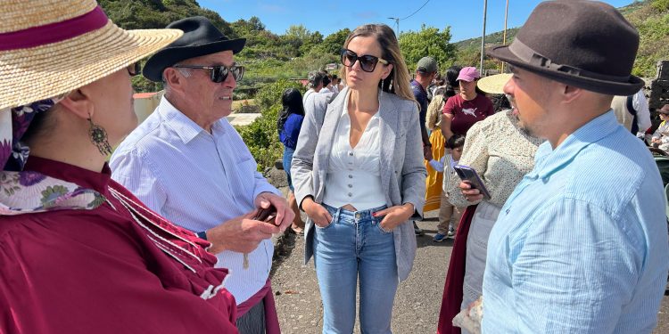 Los oficios palmeros pasan de mano en mano: 450 escolares descubren bordado, cestería y seda en la Romería de las Unitarias