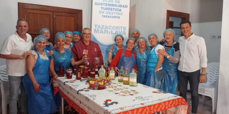 Mojos, conservas y postres palmeros: Tazacorte forma a sus vecinos para levantar la Casa del Mojo