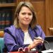 El Gobierno canario vuelve a denegar a la diputada palmera Alicia Vanoostende el listado de las ayudas del volcán, pese a que la Mesa del Parlamento le había dado la razón