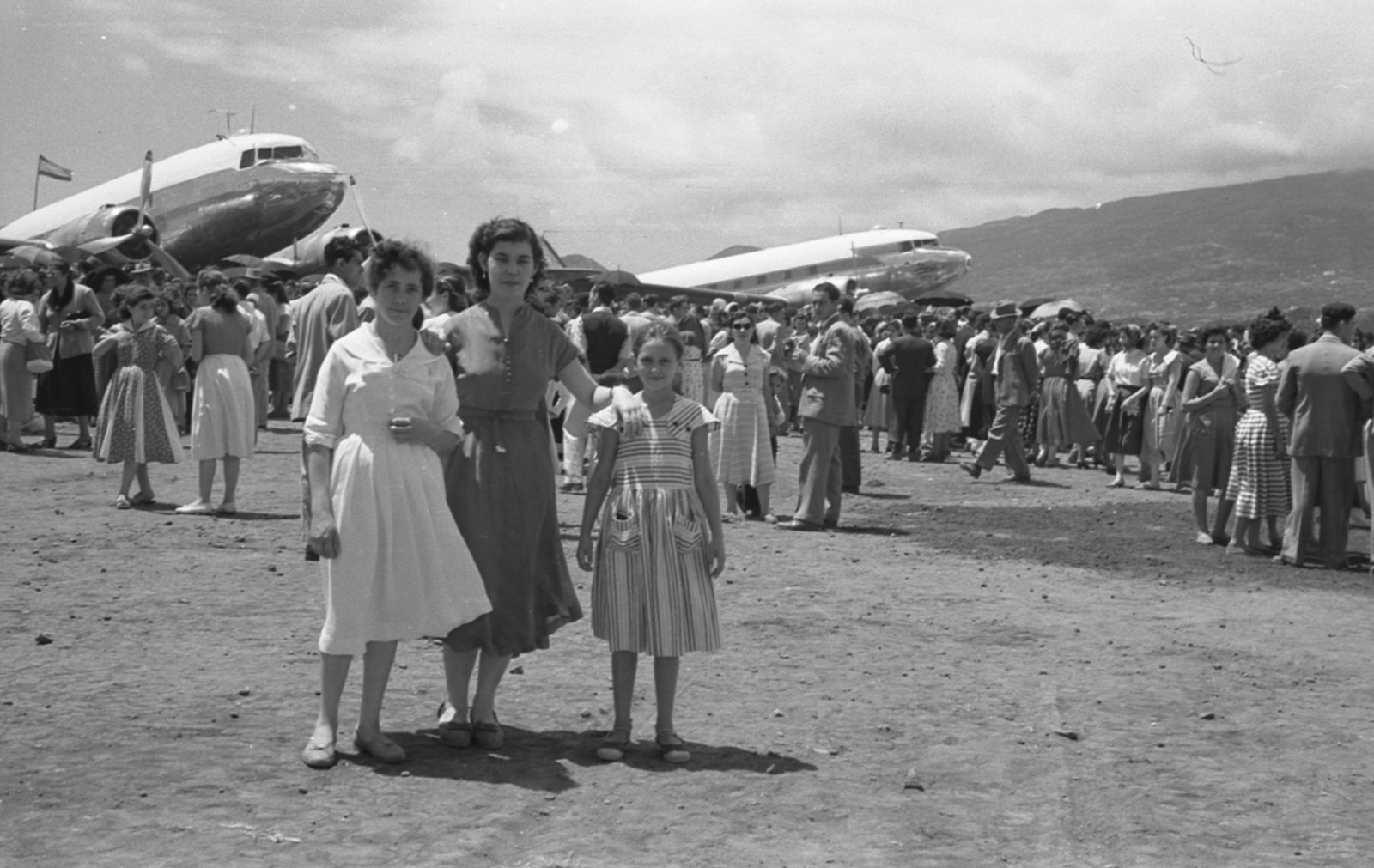 Tres mujeres posando con los DC-3 al fondo