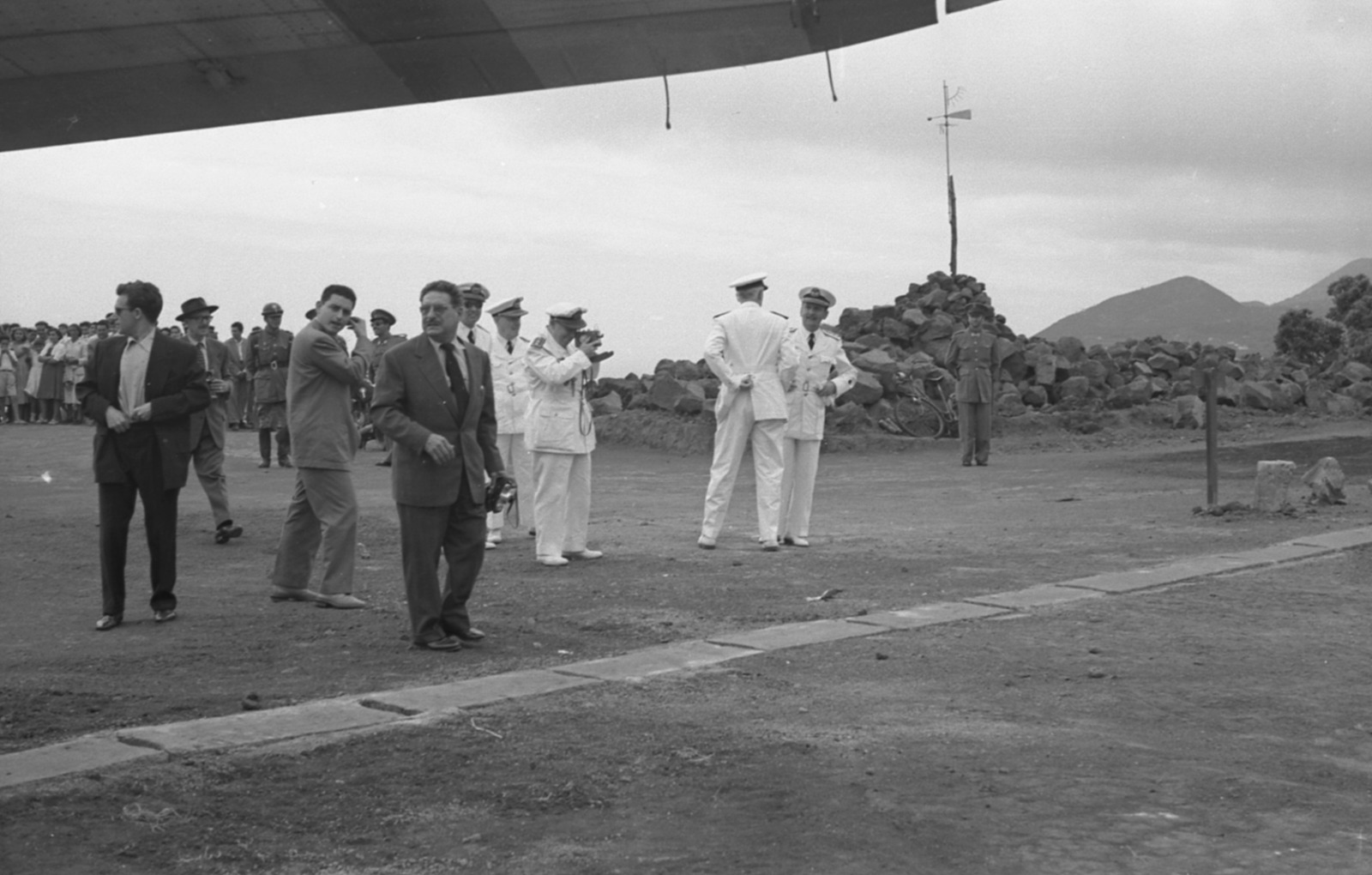 Autoridades civiles y militares charlando