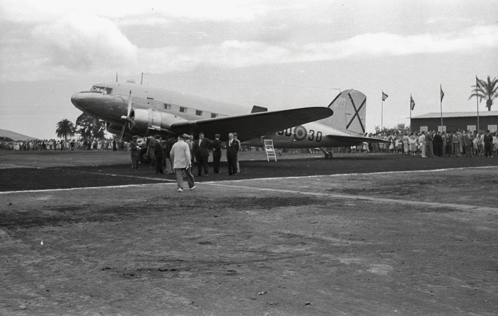 DC-3 carreteando con el público en los márgenes