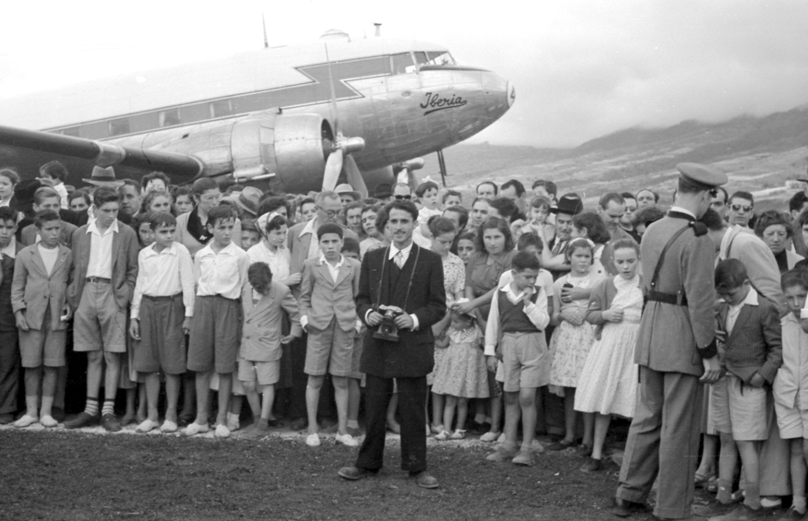 Grupo de escolares delante del DC-3 de Iberia