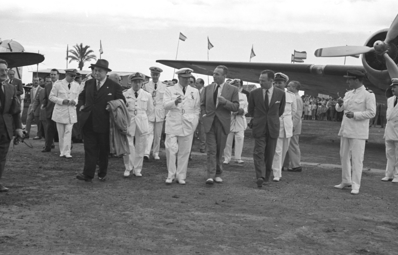 La comitiva oficial caminando por la pista
