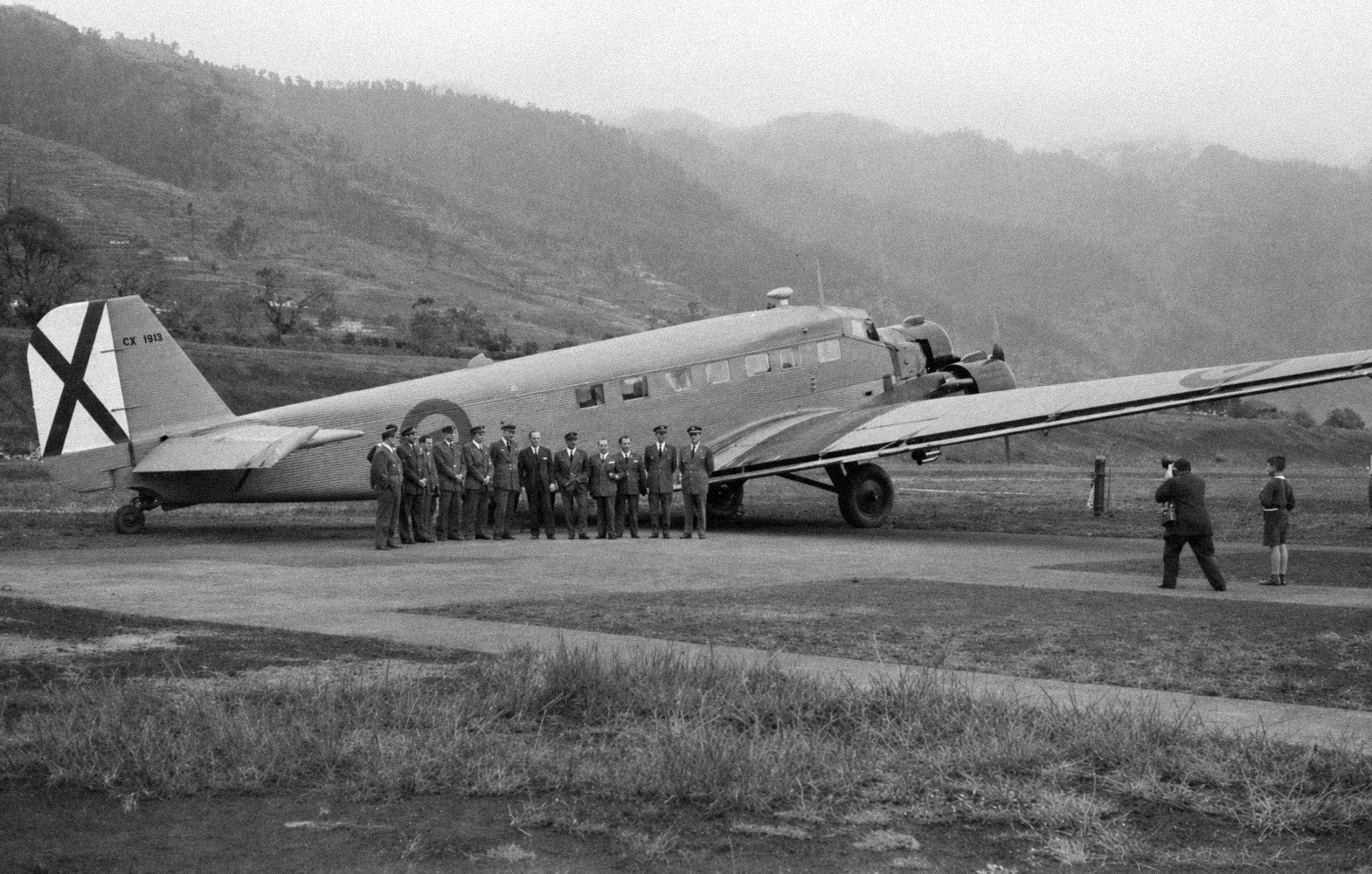 Ju-52 con la cruz de San Andrés y formación militar