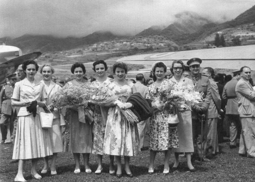 Regina González-Gallarza, madrina del aeropuerto, con otras damas