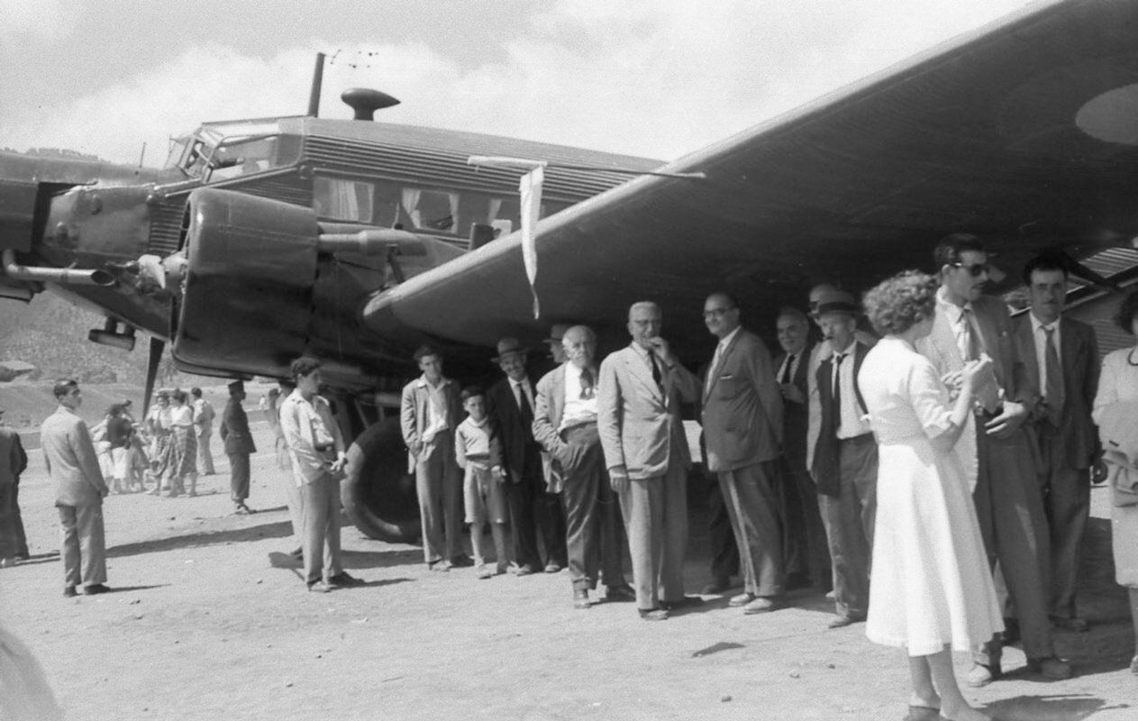 Autoridades y palmeros posando junto al Ju-52