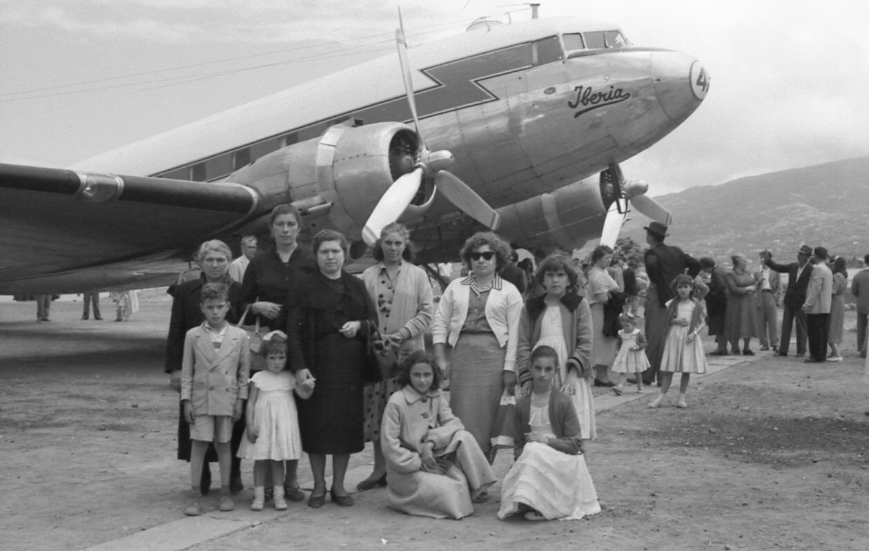 Grupo familiar ante el DC-3 de Iberia