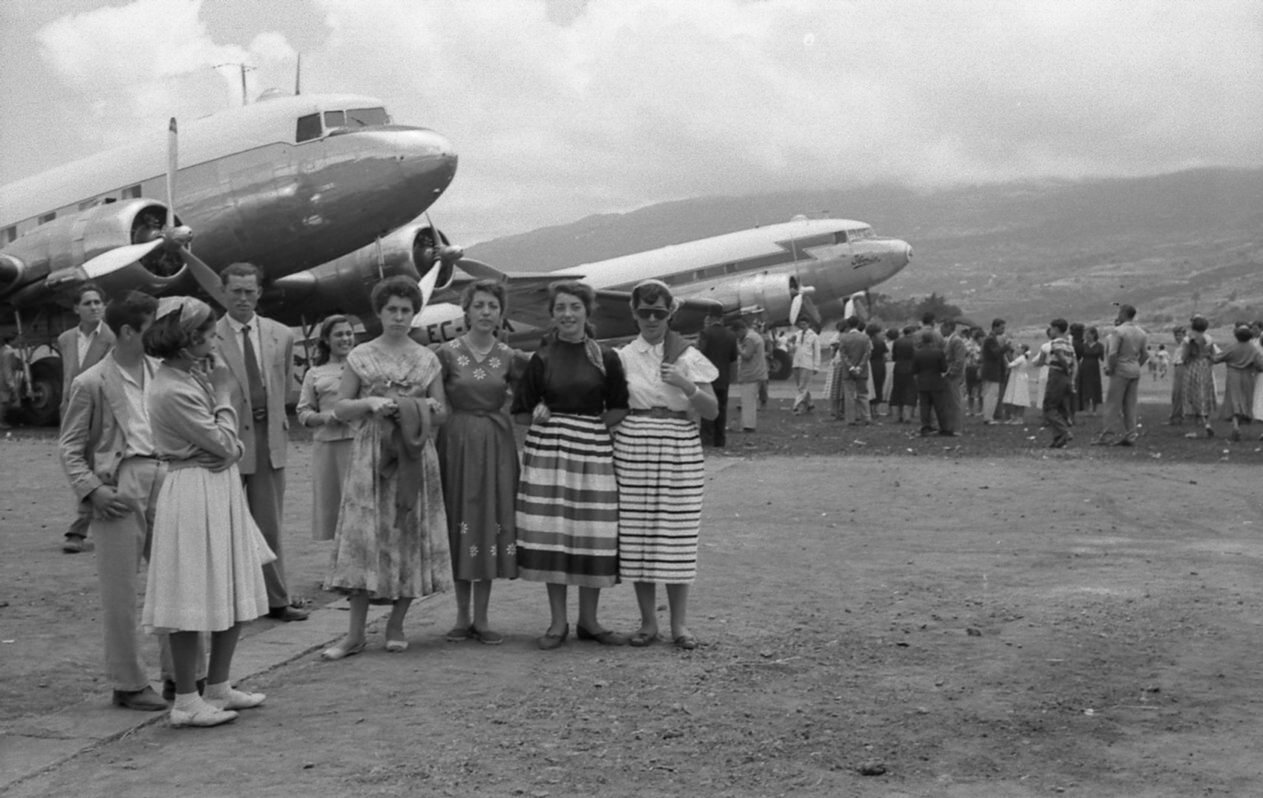 Grupo familiar ante el DC-3, desde otro ángulo