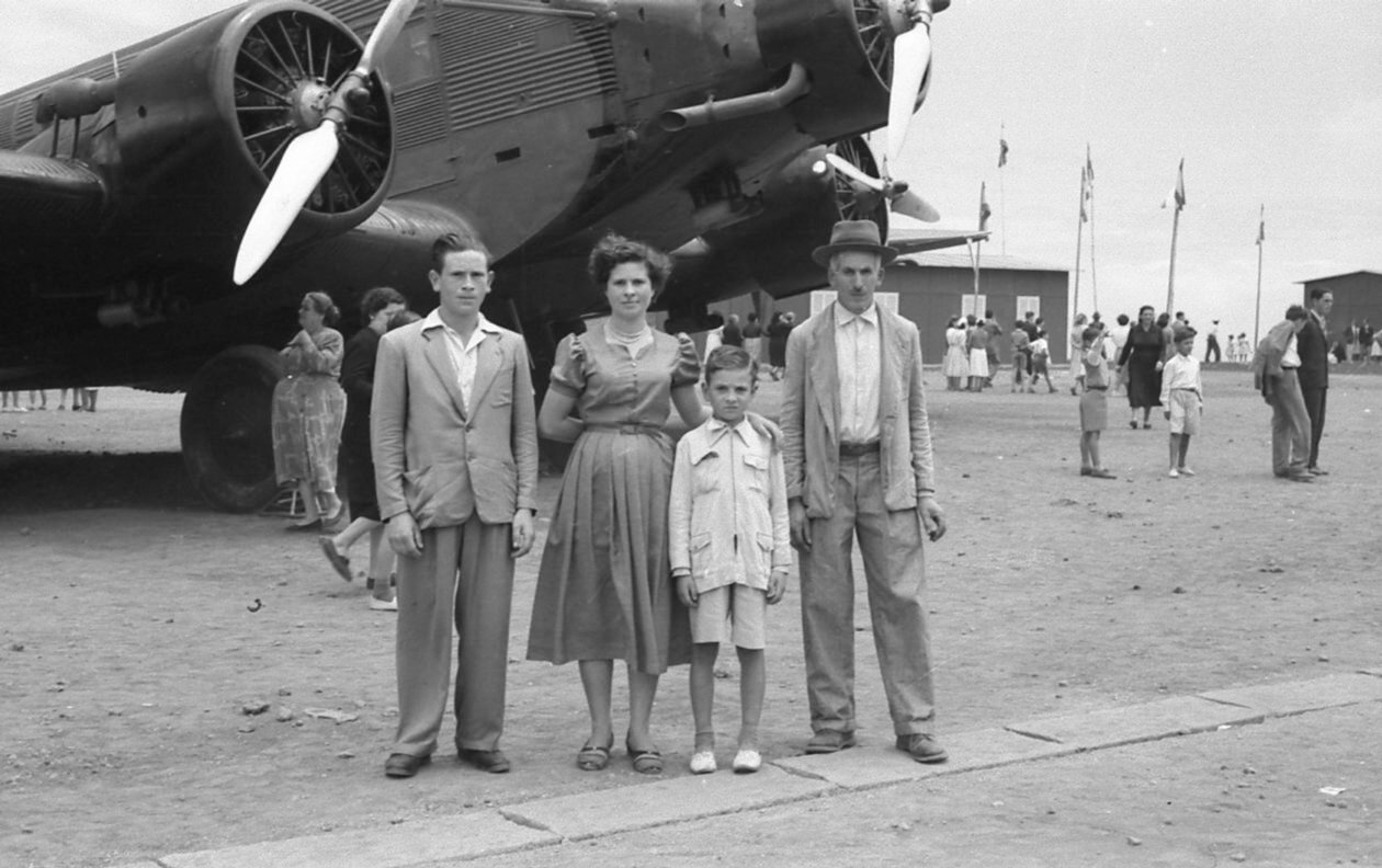 Familia palmera posando ante el Ju-52