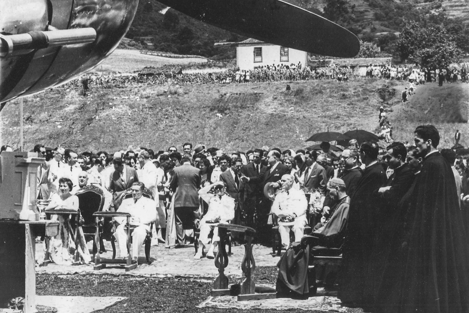 El acto solemne bajo el ala del avión