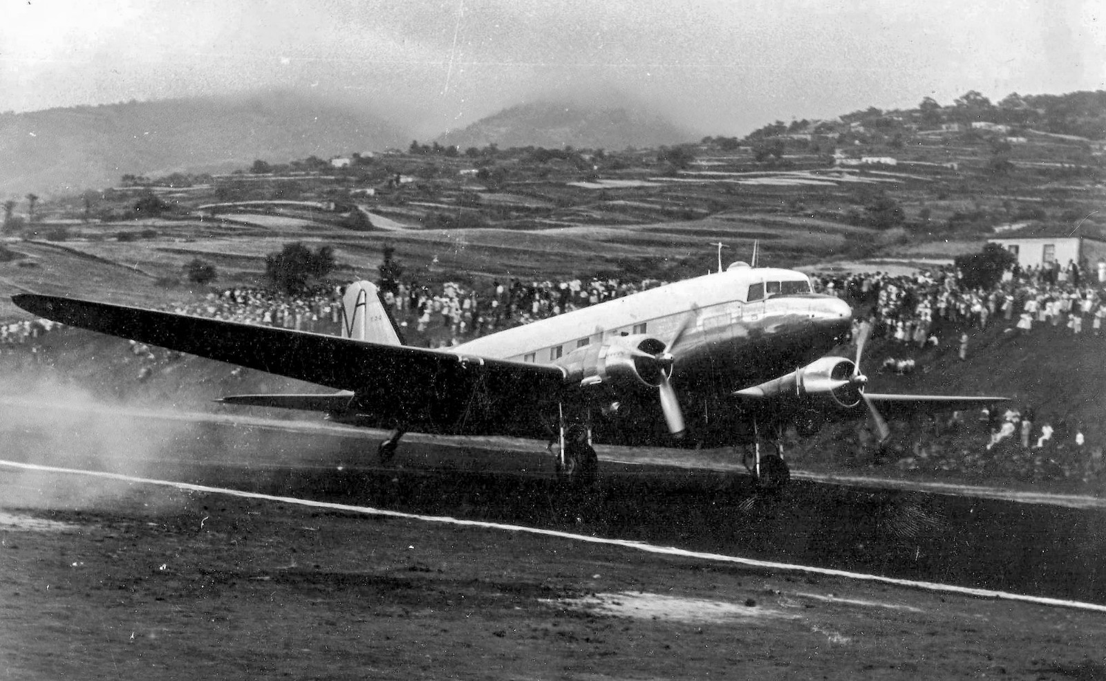 Un avión despega de la pista de tierra de Buenavista
