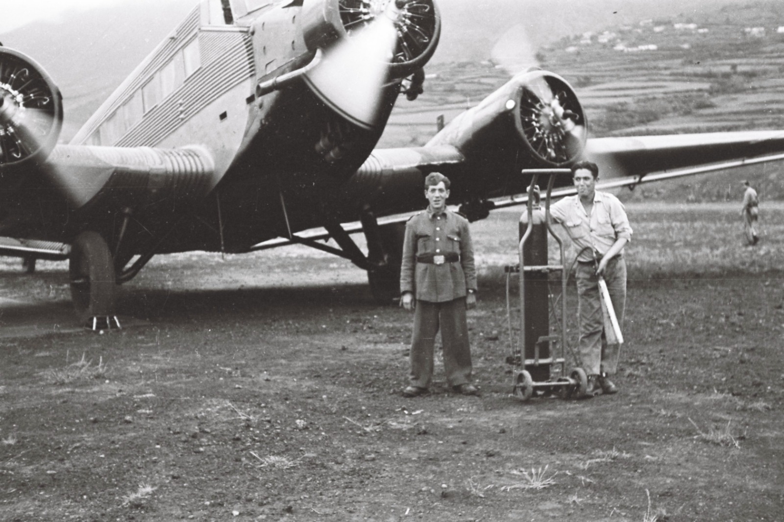 Soldado y mecánico junto al Ju-52