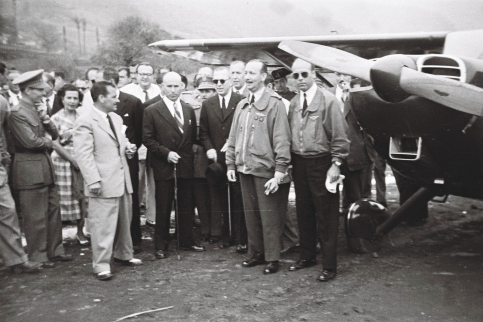 Autoridades posando junto al avión
