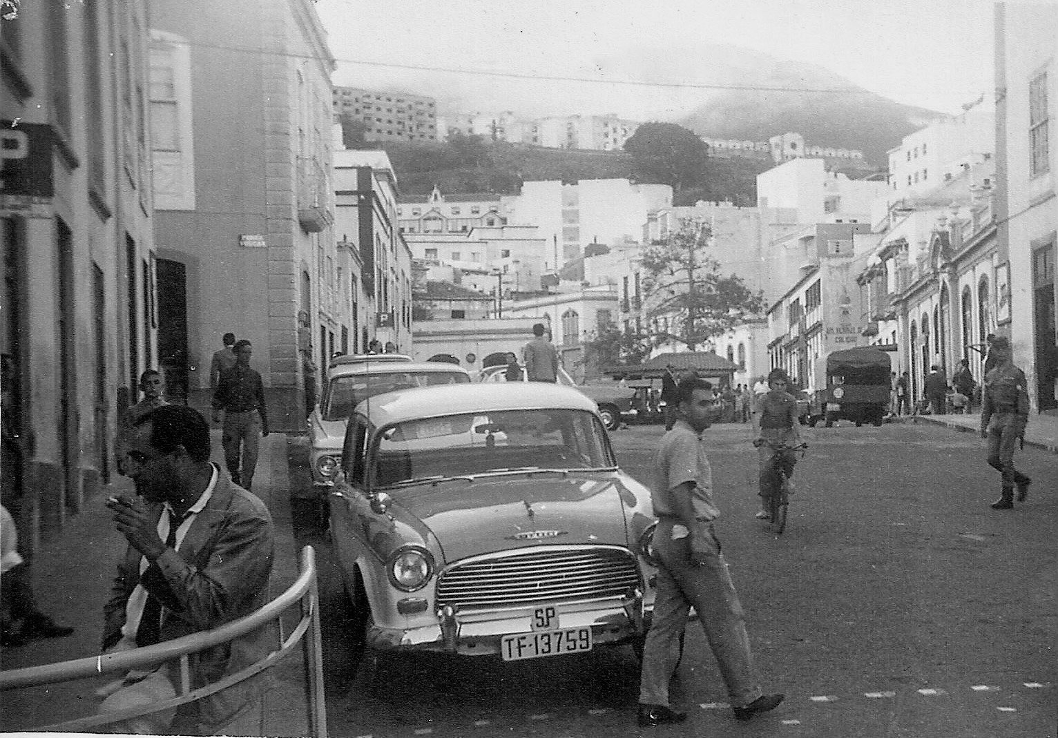 Coches de epoca y vecinos cruzando la avenida