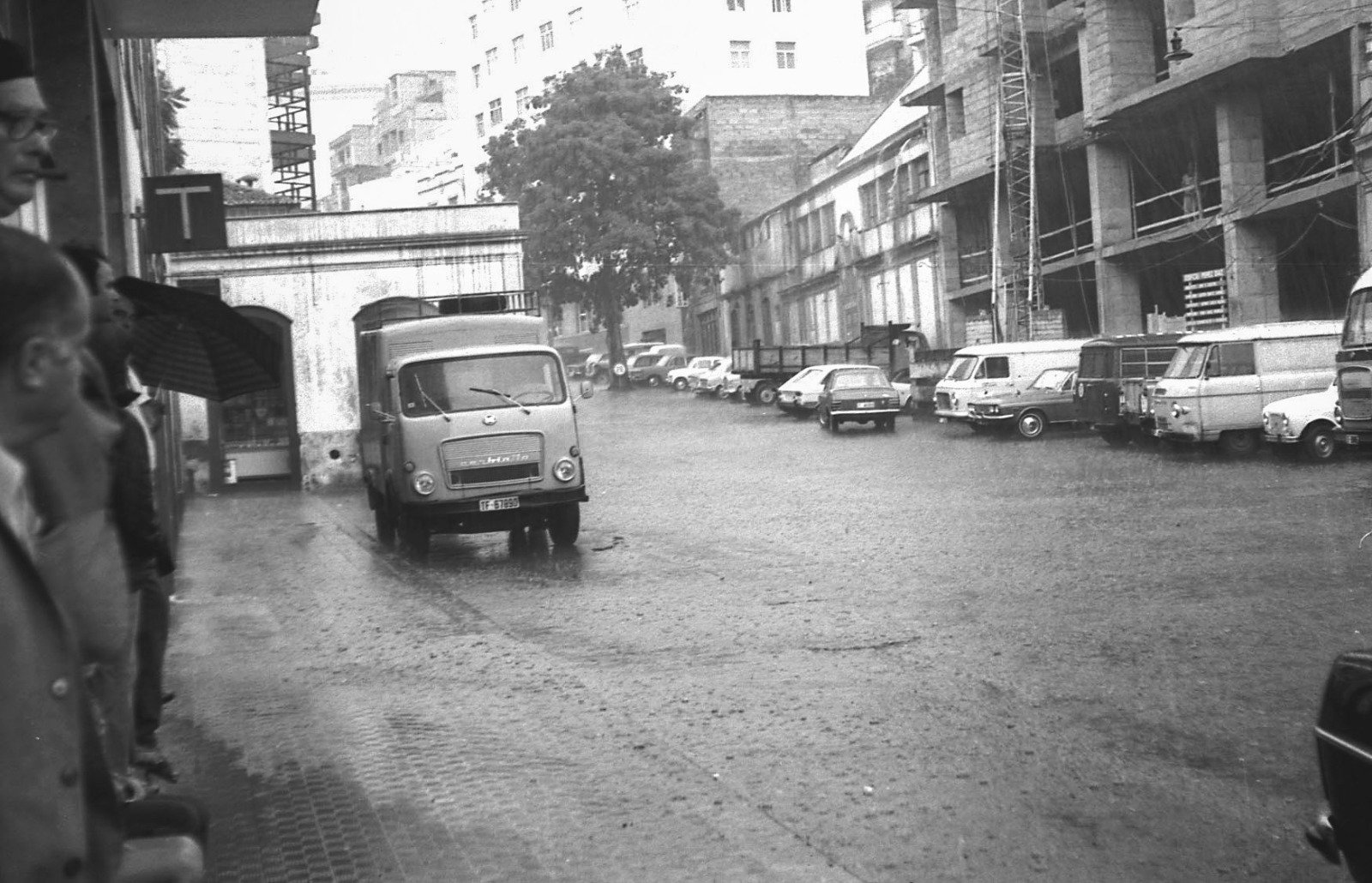 Dia de lluvia en la avenida con la ciudad en obras