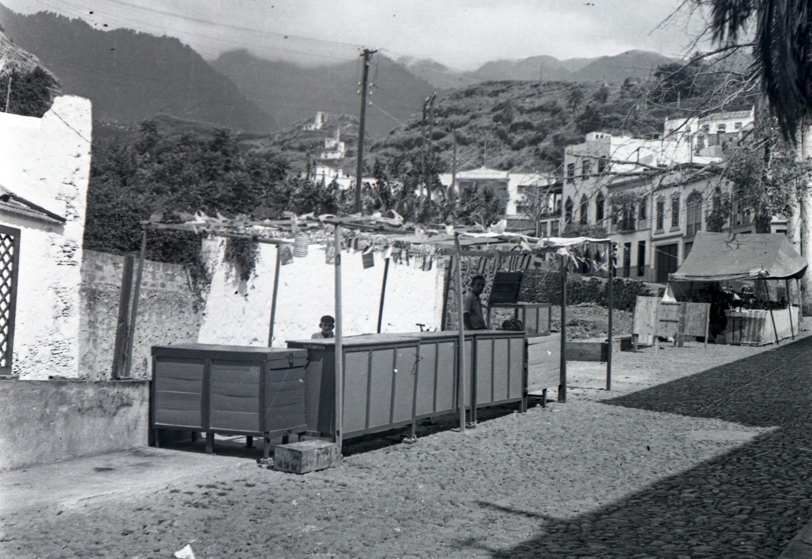 Puestos de venta con las medianias al fondo