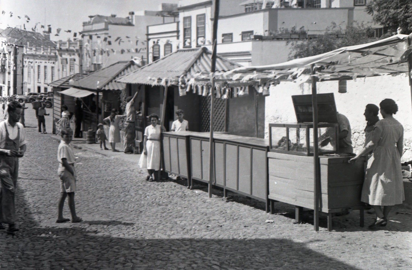 Puestos de venta en la Avenida del Puente en dia de feria