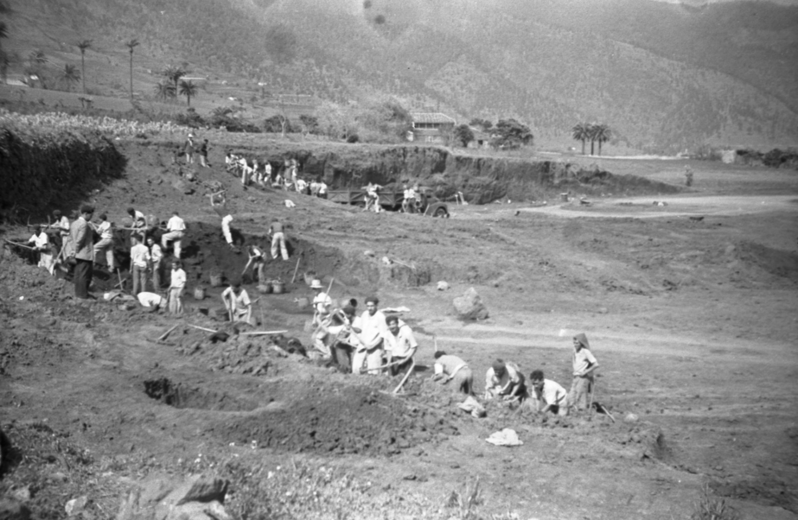 La cuadrilla, con picos y palas, abriendo el terreno. La pista del primer aeropuerto se construyó entre 1953 y 1954.