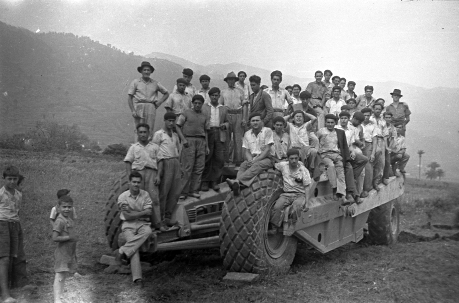 La plantilla al completo, subida a una mototraílla Birtley. La mayor foto de grupo de las obras del aeropuerto de Buenavista.