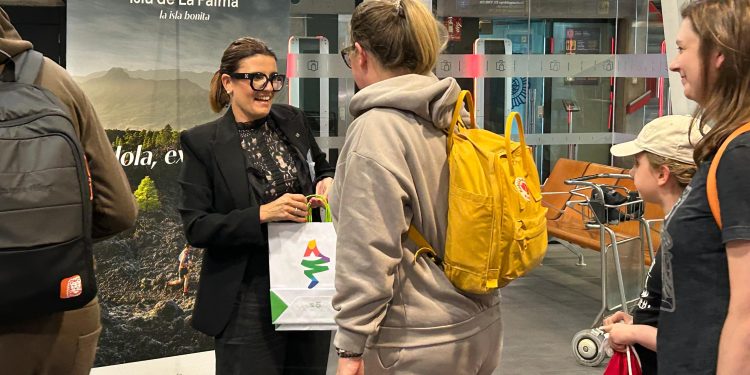 La Palma abre una segunda puerta a Polonia: el primer vuelo de Wroclaw aterriza con 192 pasajeros