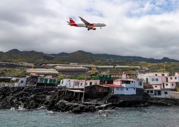Canarias pierde 84.000 turistas en abril (-5,6%): el mercado extranjero baja y el español tira al alza