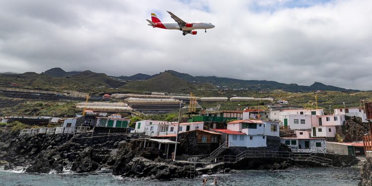 Canarias pierde 84.000 turistas en abril (-5,6%): el mercado extranjero baja y el español tira al alza