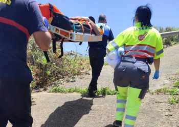 Rescatan a un senderista con una posible fractura de cadera tras caer en el Camino Real de la Costa, en Puntallana
