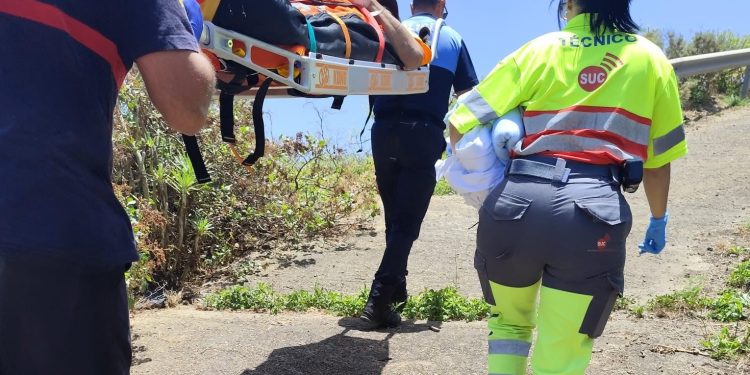 Rescatan a un senderista con una posible fractura de cadera tras caer en el Camino Real de la Costa, en Puntallana