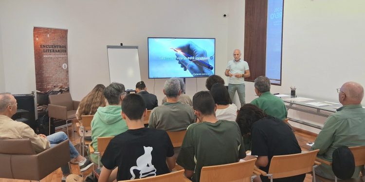 «Dime cómo escribes y te diré quién eres»: la grafología convierte la letra en un espejo en Santa Cruz de La Palma