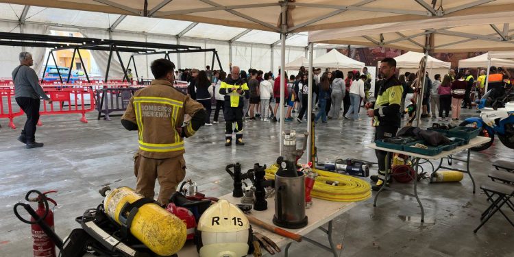 Los servicios de emergencias acercan sus vehículos y herramientas a los escolares de Villa de Mazo
