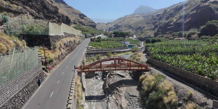 La puerta de la Caldera, más segura: el Cabildo instala una pasarela de madera en el Barranco de Las Angustias