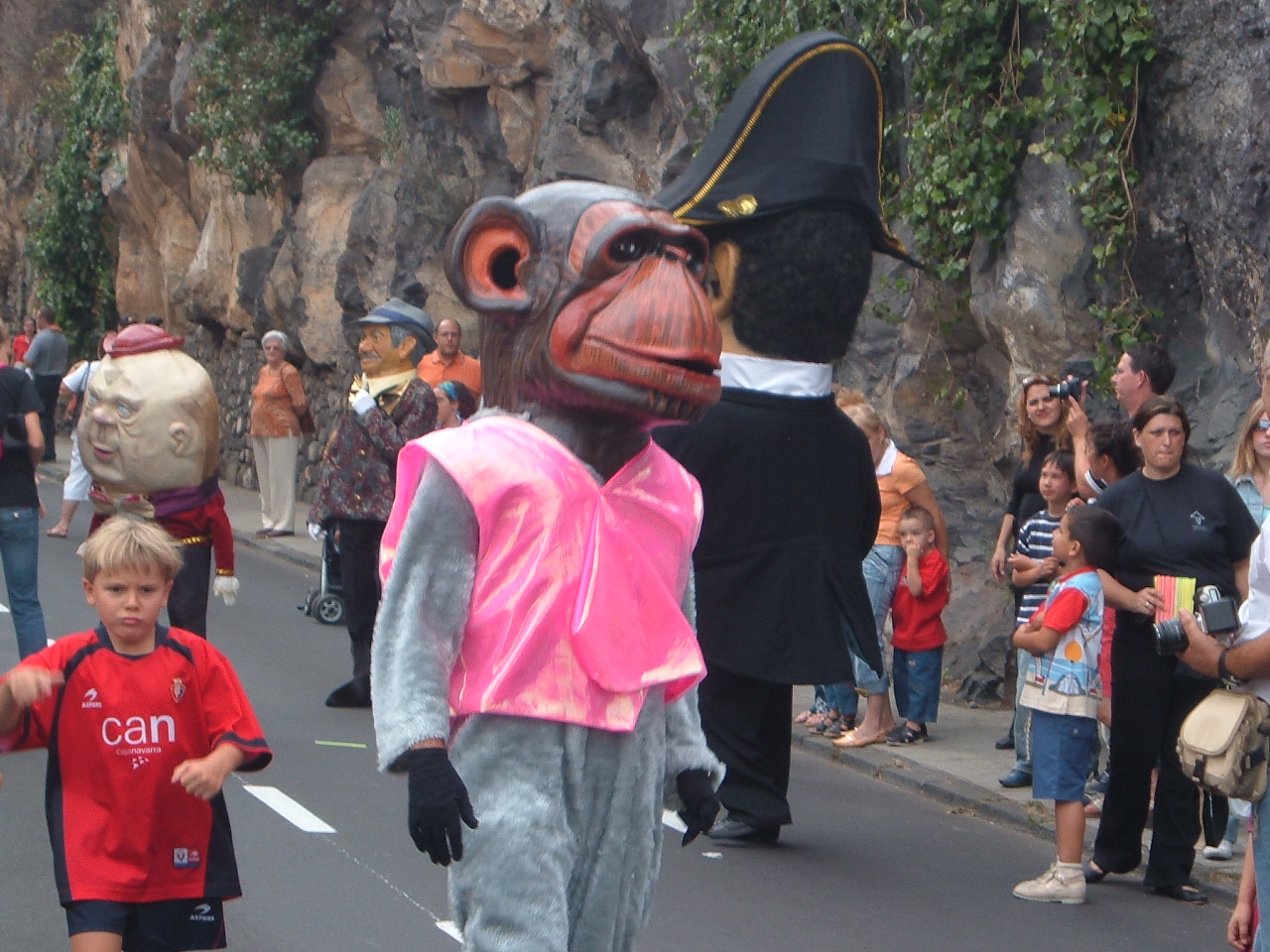Los cabezudos de la comparsa, durante la danza por las calles de la capital palmera.