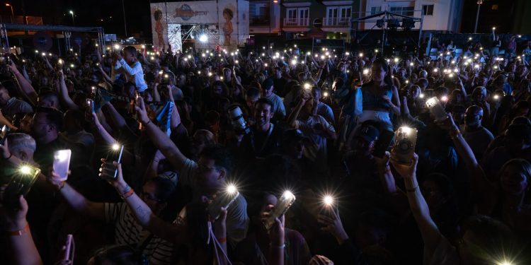La cumbia argentina hace bailar a Los Llanos: Luck Ra llena la Plaza Juan Pablo II en una noche de cuatro cabezas de cartel