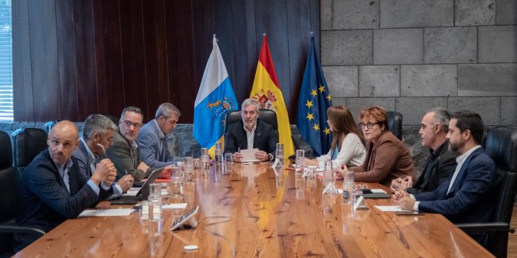 Canarias activa su red en Venezuela para ayudar a los suyos: atención telefónica, medicamentos y búsqueda de familiares