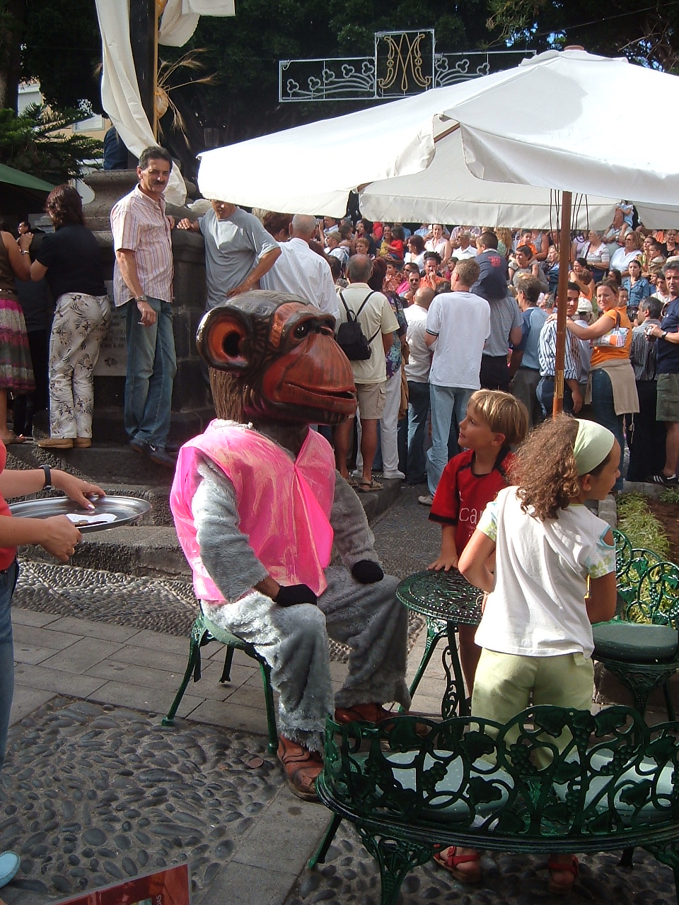 La comparsa anima las calles en la víspera de la Santa Cruz.