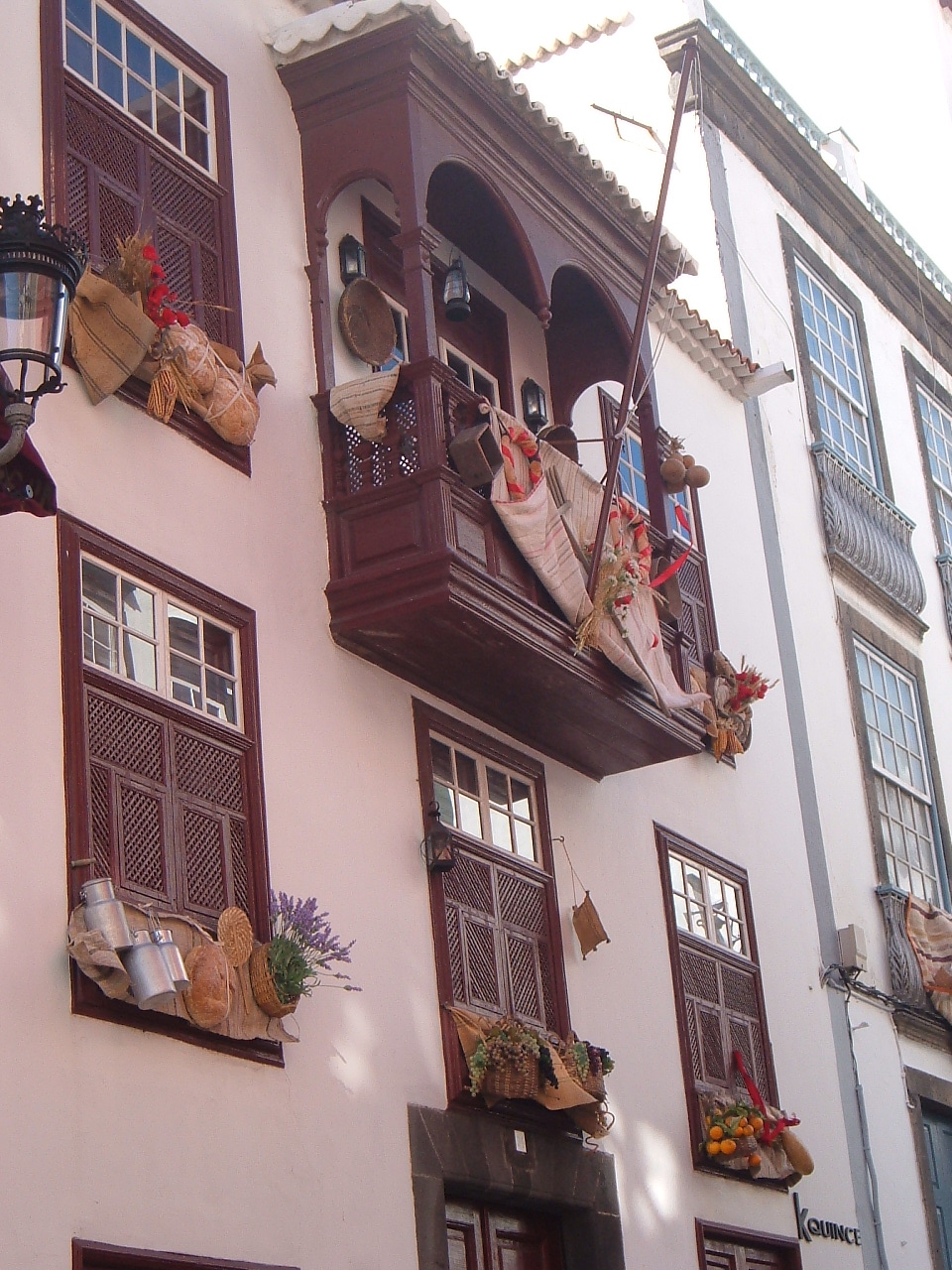 Decoración típica de ramos y frutas en la Calle Real de Santa Cruz de La Palma durante la Bajada.