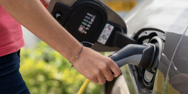 El coche eléctrico, contado por quien ya lo conduce: un encuentro abierto el martes en Santa Cruz