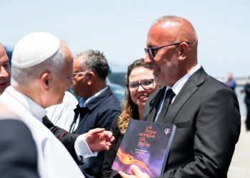 El papa se interesó por el libro del volcán palmero y sus escoltas pidieron más ejemplares