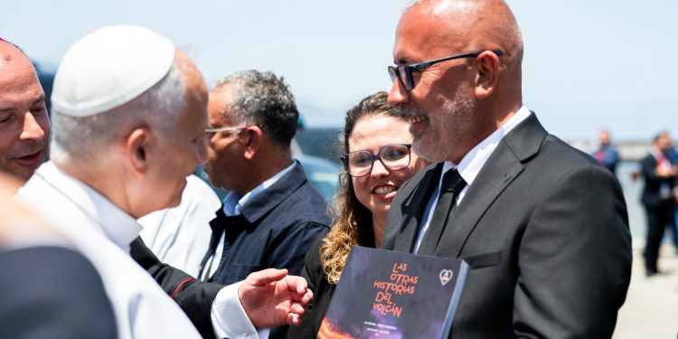 El papa se interesó por el libro del volcán palmero y sus escoltas pidieron más ejemplares