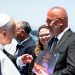 El papa se interesó por el libro del volcán palmero y sus escoltas pidieron más ejemplares