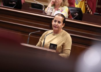 El Parlamento pide que el bono Verano Joven cubra el avión y el barco de los jóvenes isleños